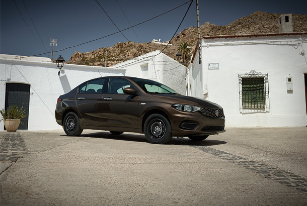  Fiat Tipo fekete 15 colos acél felnikkel